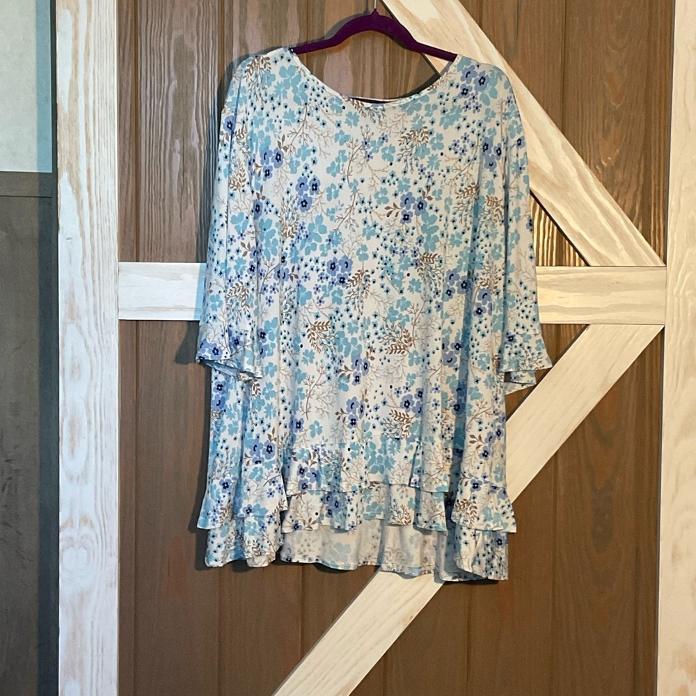 N Touch Floral Top in Shades of Blue. Ruffles on Sleeve and Hem. SIZE 2X, NWT - Picture 2 of 4